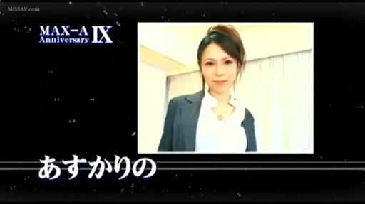 室内 · 站立 · 半身 · 窗帘 · 播报 · 正装 · 庄重