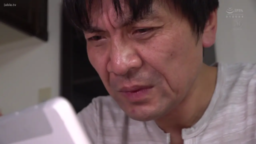 室内 · 坐姿 · 面部特写 · 手机 · 痛苦 · 男优 · 条纹T恤 · 捂脸哭泣