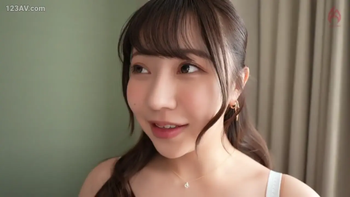 室内 · 顔 · 白色吊帯