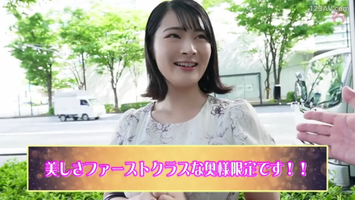 面部特写 · Handbag · Street · Outdoor · 喜悦 · Laughter · 捂嘴 · Printed shirt