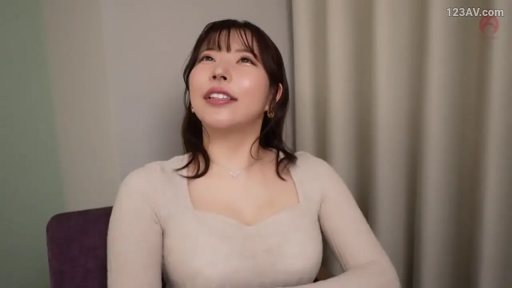 室内 · 半身特写 · 谈话 · 长发 · 坐姿仰视 · 翻白眼表情 · 浅色低胸紧身衣