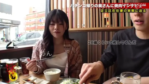 坐姿 · 中景 · 自然 · 餐厅 · 进食 · 啤酒 · 格纹衬衫 · 生活化