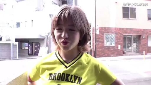 脸部特写 · 站姿 · 户外街道 · 黄色T恤