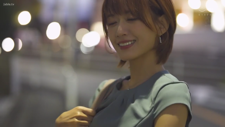 面部 · 站立 · 微笑 · 看向镜头 · 背景虚化 · 灰色连衣裙 · 包带 · 夜晚街道