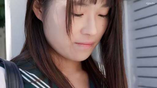 羞涩 · 面部特写 · 清纯 · 水手服 · 站立低头 · 包带 · 沉默 · 户外墙边