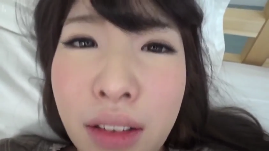 脸部特写 · 卧室 · 迷离 · 枕头 · 注视镜头 · POV · 居家服 · 躺卧