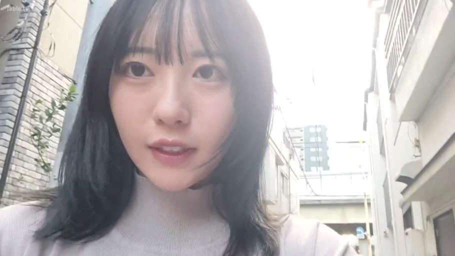 脸部特写 · 平静 · 凝视 · 户外街道 · 正对镜头 · 黑发齐刘海 · 浅色高领衫