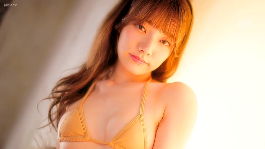 室内 · 坐姿 · 护士服 · 羞涩 · 中景 · 职业装 · 听诊器 · 握听诊器