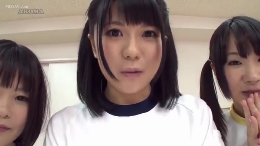 坐姿 · 沙发 · 室内房间 · 抚摸乳房 · 沉静 · 无袖连衣裙 · 半身镜头 · 窗外海景