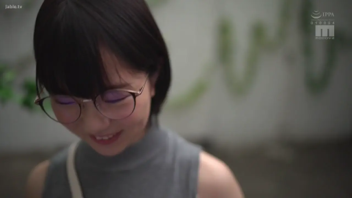 眼镜 · 羞涩 · 站姿 · 面部特写 · 户外 · 无袖上衣 · 微调