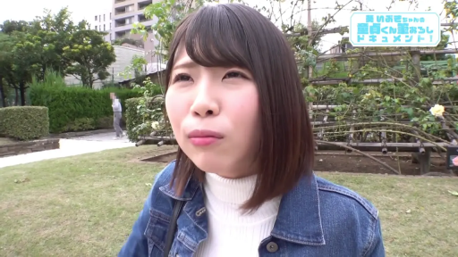 脸部特写 · 站姿 · 自然 · 对视 · 户外 · 短发 · 牛仔外套