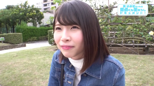 坐姿 · 脸部 · 公园 · 自然光 · 俏皮 · 牛仔服 · 鼓嘴