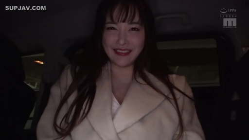 坐姿 · 微笑 · 中近景 · 注视 · 车内 · 长发 · 米色大衣