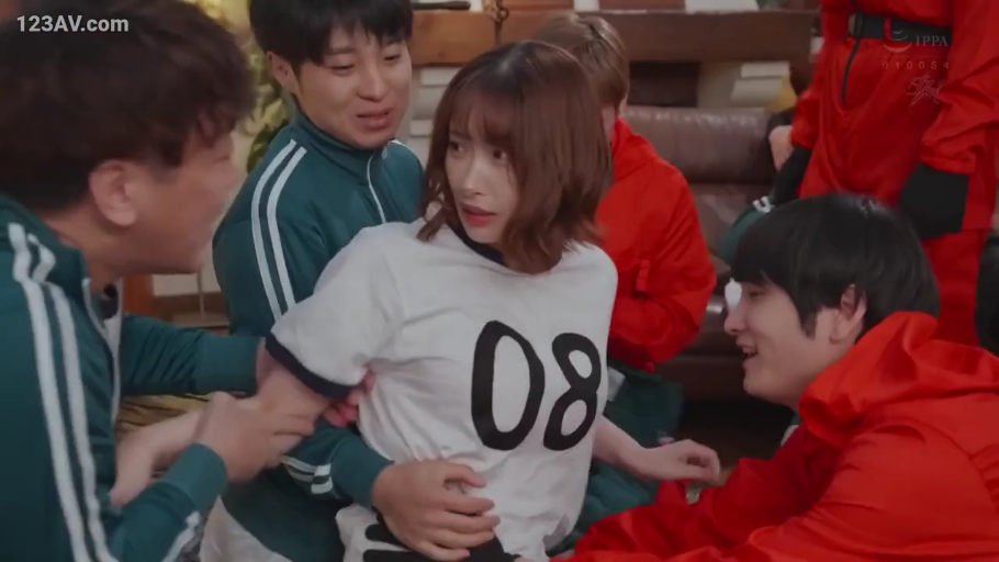 室内 · 坐姿 · 角色扮演 · 中景 · 惊恐 · 运动服 · 围攻