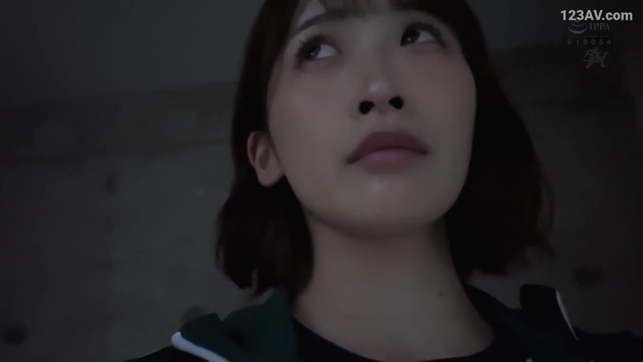 室内 · 脸部特写 · 平静 · 注视 · 仰头 · 暗光 · 深色外套