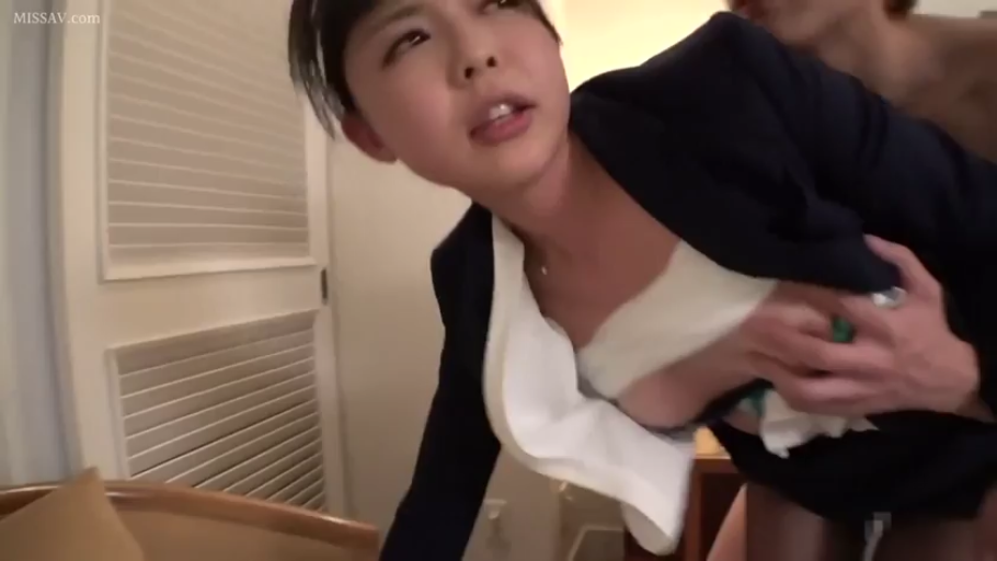 室内 · 揉乳 · 迷离 · 弯腰 · 面部特写 · 职业装 · 职场诱惑