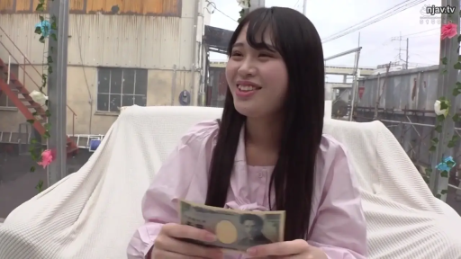 座り姿勢 · 半身 · 屋外 · 笑容 · 长发 · 日元 · 粉色长袖衬衫 · 手持钞票