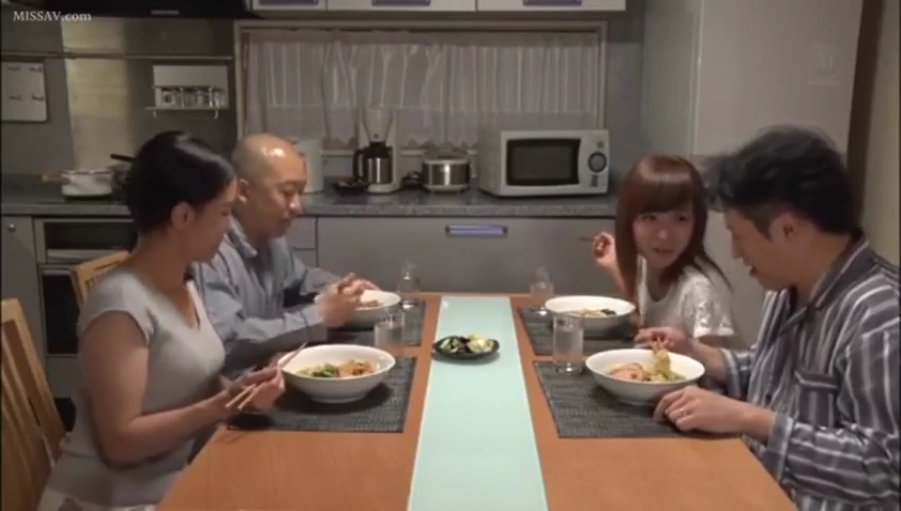 坐姿 · 全景 · 自然 · 餐厅 · 睡衣 · 用餐 · 碗筷 · 家庭多人