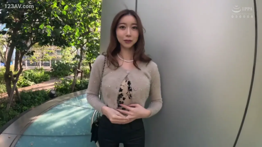 卧室 · 臀部 · 运动文胸 · 枕头 · 背影 · 趴跪 · 展示身材