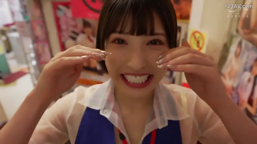 脸部特写 · 职业制服 · 灿烂笑容 · 成人商店 · 对视镜头 · 背景海报 · 双手扶脸 · 日系短发