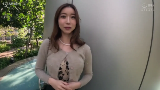 室内 · 站立 · 微笑 · 半身 · 职业 · 正装 · 工牌 · 介绍