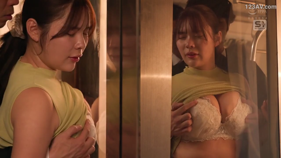 猥亵行为 · 胸部のクローズアップ · 站立 · エレベーター · エレベーター · 闭眼享受 · 绿色无袖上衣 · 电梯扶手