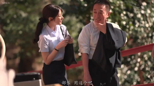 交谈 · 中景 · 站姿 · 微笑 · 職業裝 · 手提包 · 自然光 · 户外园林