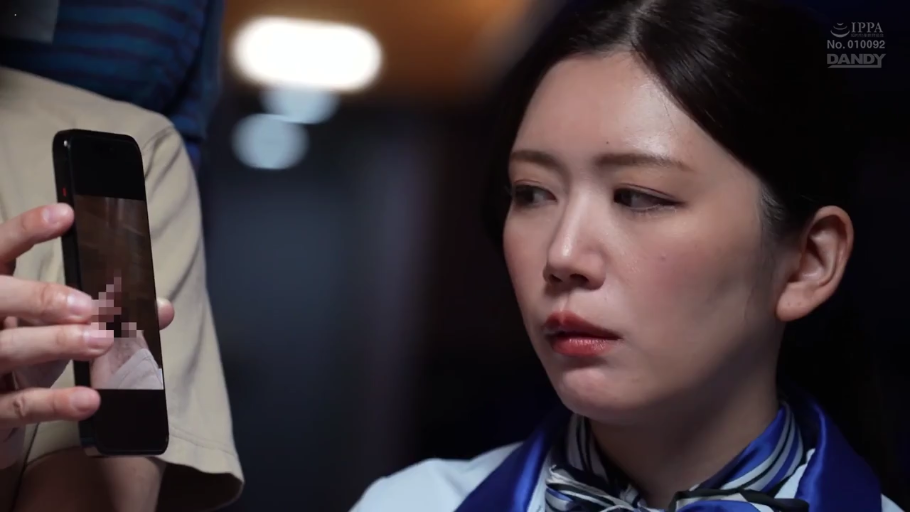 室內 · 臉部特寫 · 劇情 · 凝视 · 手机 · 侧坐 · 震驚 · 空姐制服