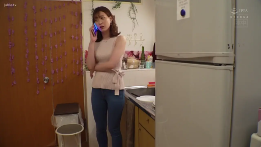 全身 · 站立 · キッチン · 携帯電話 · ノースリーブタンクトップ · 打电话 · 忧虑 · 成熟した女性