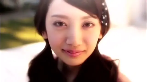 顔 · 注視 · 屋外 · 便装 · 俯瞰撮影 · 柔和 · ヘアピン · 少女