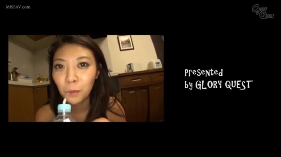 室内 · 脸部特写 · 正面 · 黑色背心 · 喝水