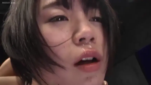 室內 · 臉部特寫 · 仰头