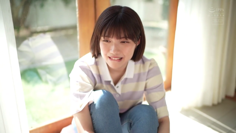 面部特写 · 条纹POLO衫 · 窗前 · 抱膝坐