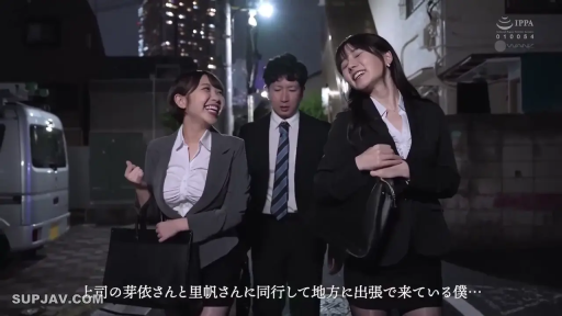 中景 · 职业装 · 行走 · 户外 · 笑容 · 职场剧情 · 谈笑 · 公文包