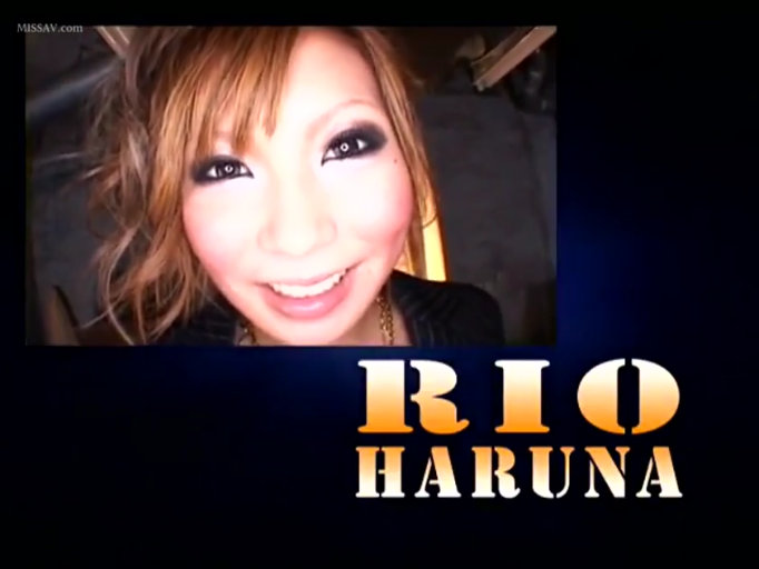 室内 · 面部特写 · 正面姿态 · 黑色条纹上衣