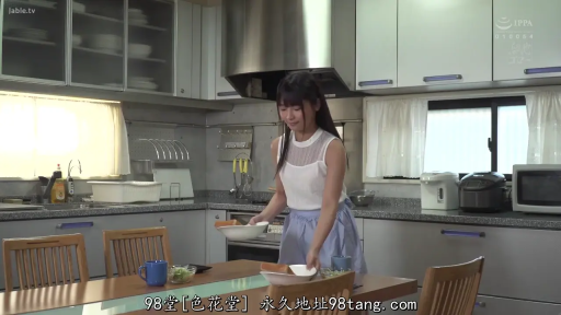 全身 · 站立 · 微笑 · 居家 · 餐具 · 餐厅 · 蓝色裙子 · 准备餐点