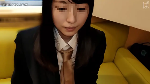 室内 · 座り姿勢 · 頭を下げる · 平静 · モザイク · 顔のクローズアップ · 职业正装