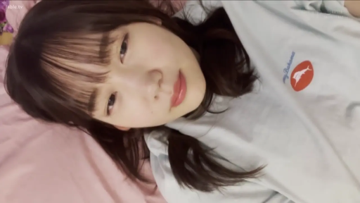 脸部特写 · 卧室 · 床铺 · 迷离 · 注视镜头 · 长发 · T恤 · 躺卧