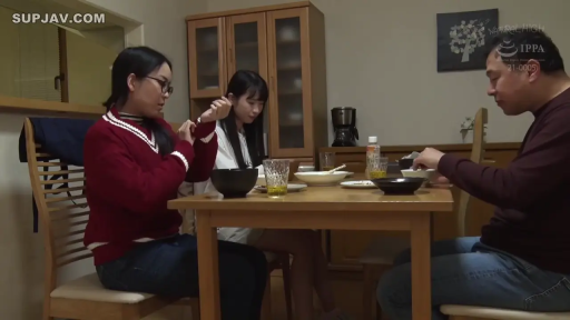 坐姿 · 平静 · 餐厅 · 毛衣 · 用餐