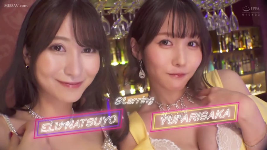 微笑 · 面部特寫 · 双人 · 注视镜头 · 酒吧 · 低胸禮服 · 靠在一起 · 珠宝首饰