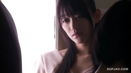 室内 · 面部 · 憂鬱 · 站立 · 注視 · 休闲服