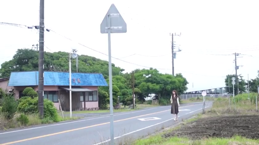 平静 · 远景 · 行走 · 连衣裙 · 散步 · 交通标志 · 乡间公路