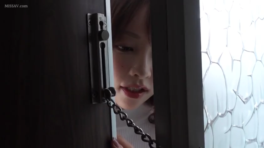 站立 · 面部特写 · 好奇 · 常服 · 门口 · 偷窥 · 门缝 · 门链