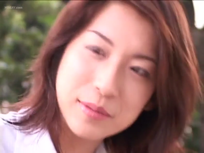 脸部特写 · 白衬衫 · 微笑 · 注视 · 户外 · 侧头 · 长发女性