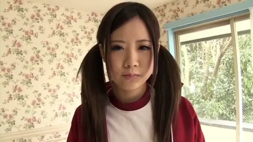 红桌布 · 中文字幕 · 上半身 · 室内演播室 · 面对镜头摆拍 · 注视微笑 · 蓝色绸缎睡裙 · 站立双手交叠