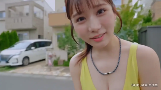 身をかがめる · 微笑 · 顔のクローズアップ · 注視 · 屋外 · 黄色低胸背心