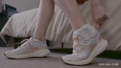 坐姿 · 卧室 · 腿部 · 床 · 足部 · 运动鞋 · 穿鞋