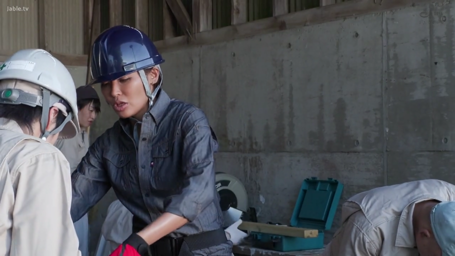 交谈 · 严肃 · 站立 · 中景 · 工作服 · 日本AV · 安全帽 · 建筑工地