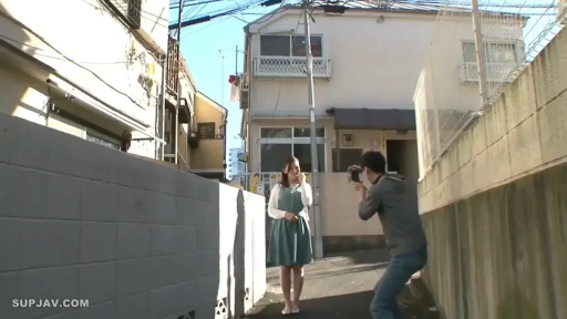 站立 · 全景 · 微笑 · 拍摄 · 连衣裙 · 日系 · 户外小巷 · 摄像机