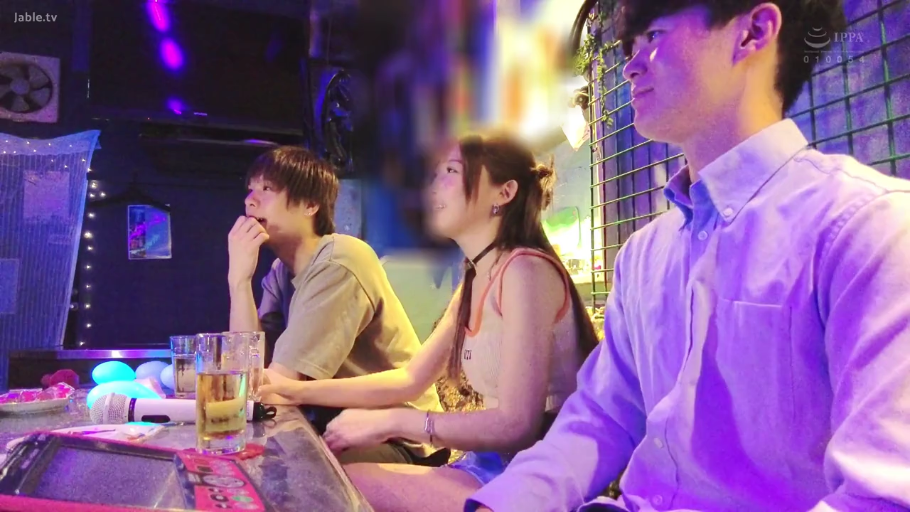 坐姿 · 自然 · 半身 · 休闲服 · 酒吧 · 麦克风 · 聚会 · 霓虹灯